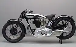 Aan de linkerkant zat de sportieve fishtail pipe