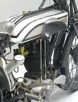 Het oliepompje dat de meeste flattanks hadden ontbrak bij de Nortons