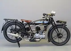 Het Model N De Luxe kreeg een zadeltank...