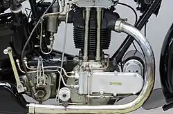 Het dry-sumpsysteem vereiste een olietank en een andere oliepomp.