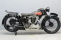 Het Model M8 uit 1929 kreeg een zadeltank, een nieuwe voorvork en dry-sump-smering. Alleen in dit jaar kreeg de tank ook een kleurtje, maar dat viel niet in de smaak van de klanten.