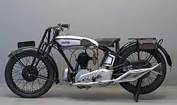 Alles was vanaf 1929 beter afgewerkt, zoals het afdekplaatje over de kleppen, het beschermplaatje van de ontstekingsmagneet, de dichte kettingkast van de primaire transmissie en de fishtail-uitlaat