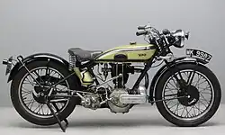 In 1929 kreeg het Model 18 een zadeltank en een nieuwe kleurstelling