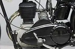 De linkerkant van het CN-blok met het glad afgewerkte deksel van de primaire aandrijving. De "bult" bovenop verbergt de aandrijving van de magdyno.