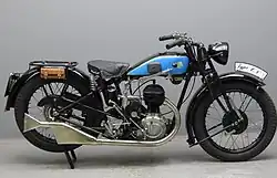 Bij de zijkleppers, zoals dit Model CN, leek het blok klein door de ruimte onder de tank. Die was echter nodig voor de hogere cilinderkop van de kopklepmotoren.