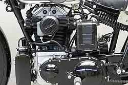 De primaire kettingkast zat stevig dichtgeschroefd, want de duplexketting liep in een oliebad.