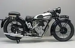 Bijzonder Model 16H uit 1931, na de Tweede Wereldoorlog naar een idee van coureur Ted Mellors omgebouwd tot kopklepper