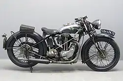 BSA W32-7 kopklepper uit 1932. Het broodzadel achterop kon door een duopassagier gebruikt worden, maar bood de rijder ook de mogelijkheid een "racehouding" aan te nemen.