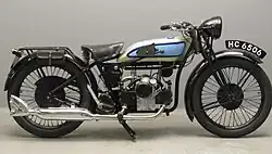 De A 32 uit 1932 was noodgedwongen veel goedkoper dan zijn voorganger B 29, onder meer door het oliecarter te vervangen door een olietank in een apart deel van de benzinetank.