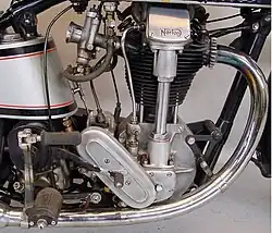 ...want de ontstekingsmagneet werd rechts door een kettinkje aangedreven