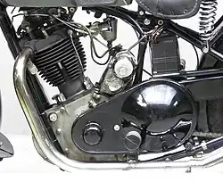 Aan de voorkant van de primaire kettingkast zat een uitstulping voor de transmissiedemper.