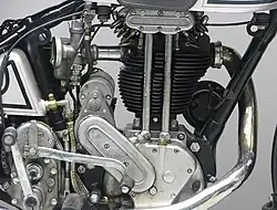 In 1931 verhuisde de ontstekingsmagneet naar de achterkant van de cilinder, maar hier zit daar een Lucas-magdyno die de elektrische verlichting van stroom voorzag.