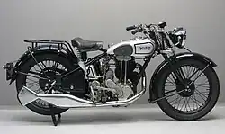 Model 18 uit 1933 met voetschakeling en fishtail pipe