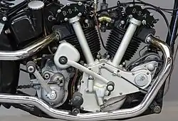 Het blok van 1934, met helemaal rechts de aandrijving van de magdyno, de buisjes voor de stoterstangen, de hooggeplaatste ombouwset voor de voetschakeling, de vierversnellingsbak met kickstarter en linksboven de olietank.