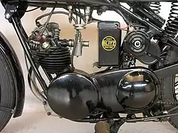 De linkerkant van het blok met de buitenliggende klepveren en het deksel van de primaire aandrijving.