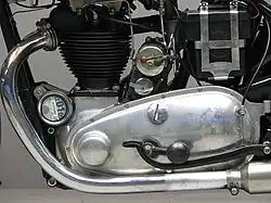 De linkerkant van het blok met het distributiecarter met een uitstulping voor de transmissiedemper, het rempedaal en de magdyno.