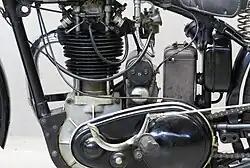 Het deksel van de primaire ketting met een klemband was typisch voor Matchless-modellen.