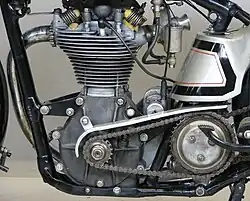 Primaire aandrijving van een Model 40 uit 1936. De rondlopende "wrap around"-olietank was typisch voor de racers. Bij de sportmodellen zat aan de linkerkant de accu.