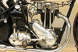 De rechterkant van de motor, met de stoterstangen, de enkele uitlaat, de tandwielaandrijving van de dynamo, de Amal-carburateur, de olietank en de vierversnellingsbak met voetschakeling.