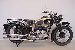 Het herziene Model 37/X4 van 1937. De ontstekingsmagneet is naar de voorkant van het motorblok verhuisd en de machine heeft voetschakeling