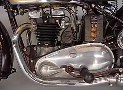 De linkerkant van het Speed Twin-blok met het deksel van de primaire transmissie met de uitstulping waar de transmissiedemper achter zat. Rechtsboven de accu.