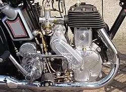 Vanaf 1931 zat de dynamo achter de cilinder, waardoor het blok compacter werd. Machines met elektrische verlichting kregen een magdyno. Dit exemplaar uit 1938 heeft inmiddels ook voetschakeling.