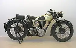 Een opknappertje uit 1938 met ontbrekende uitlaat maar met Norton-vierversnellingsbak. De machine heeft ook al ingesloten kleppen, een systeem dat in 1928 was geïntroduceerd met de Norton ES2 (Enclosed Springs) 2