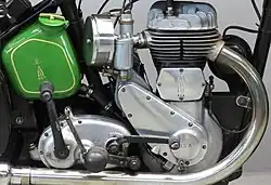 De M20-motor van Val Page met het kenmerkende vleugelvormige deksel voor de aandrijving van de magdyno, die nu achter de cilinder zat en het gestyleerde dekseltje over de kleppen. Onder het zadel zit de olietank, linksonder de vierversnellingsbak met kickstarter.
