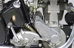 Bij de M24 Gold Star was de stoterstangtunnel vanaf 1939 in de cilinder en de cilinderkop gegoten, vandaar de onderbreking bij de scheiding van beiden.