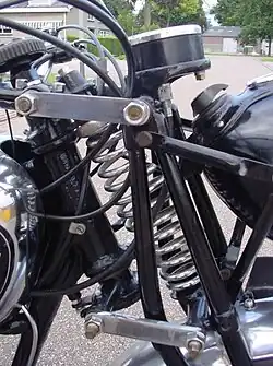 1939: De frictie-schokdempers zijn afwezig omdat de machine is opgebouwd volgens de specificaties van de G3C, maar de stuurdemper is er nog. De Smith's snelheidsmeter zit boven de voorvork, de lichtschakelaar en de ampèremeter op de koplamp.