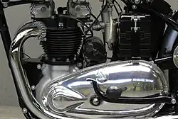 De linkerkant van het blok met het deksel van de primaire aandrijving, waar de "bult" plaats biedt aan de transmissiedemper.