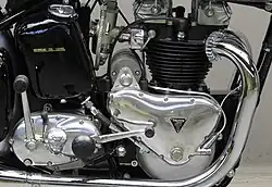 De rechterkant van het blok met het distrubutiecarter, de magdyno achter de cilinders, de carburateur en de vierversnellingsbak met kickstarter.