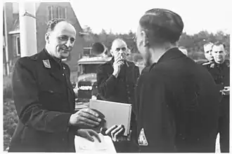 Voorhoeve (links) tijdens een NSB-propagandacursus (1941)