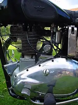 De G80L kreeg al meteen na de oorlog een geschroefd en daardoor beter afgedicht transmissiedeksel. De 350cc-G3-serie kreeg dat pas in 1958. Het U-vormige beugeltje op de voorste motorophanging is de bevestigingsbeugel voor de claxon.