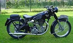 Deze Matchless G80 uit 1946 was vrijwel identiek aan het AJS Model 18 uit die tijd. Eenvoudig zwart gespoten, maar alles wat hier aan chroom te zien is, is later aangebracht. De volledig verchroomde velgen waren pas in 1958 verkrijgbaar. De ontstekingsmagneet zit hier achter de cilinder, bij de AJS zat hij voor de cilinder.