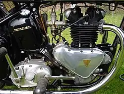 De rechterkant van het 3T/Tiger 85-blok met het distributiecarter met rechts de aandrijving van de dynamo en links die van de ontstekingsmagneet. De versnellingsbak is nog apart gemonteerd (pre-unit) en bevat het schakelpedaal en de kickstarter.