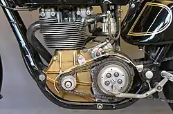 De primaire ketting, de meervoudige droge plaatkoppeling en het rempedaal.