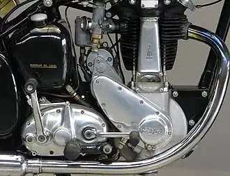 De handtekening van Val Page: Olie in een stalen tank, stoterstangen achter een torenvormig deksel en magdyno achter de cilinder, aangedreven achter een vleugelvormig distributiedeksel.