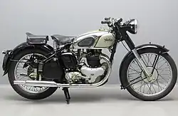 Dominator Model 7 uit 1949, nog met plunjervering en het gereedschapskastje nog rechts.