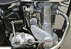 Bij het blok dat Bert Hopwood doorontwikkelde waren extra cilinderkopbouten gebruikt, zodat de stoterstangtunnel glad was.