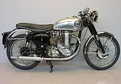 BSA BB32GS Gold Star uit 1953. De tank is zilverkleurig door een gebrek aan chroom.