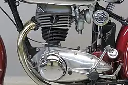 Het druppelvormige, gestroomlijnde linker carterdeksel was nog een erfenis van de door Richard Küchen ontwikkelde Horex SB 35. Het verdween met de komst van de Regina 400