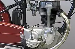 Het buisje aan de rechterkant wekte de indruk dat hier een dure motor met bovenliggende nokkenas met een koningsasaandrijving was gebruikt. In werkelijkheid lag de nokkenas onderin en verborg het buisje de twee stoterstangen.