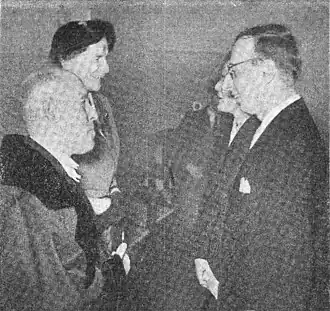 Minister van Economische Zaken Jelle Zijlstra en Hendrik Thierry bij Thierry's ambtsaanvaarding als buitengewoon hoogleraar aan de Economische Faculteit van de Vrije Universiteit Amsterdam, 1953