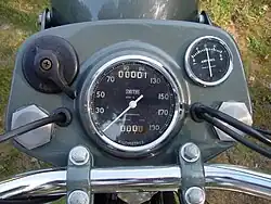 De eerste serie van het Norton Dominator Model 88 De Luxe had nog een trapeziumvormig dashboard, maar dat verdween al snel.