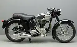 In 1953 kreeg de ES2 een swingarm achter. Dat maakte ook het gebruik van een duozadel mogelijk.