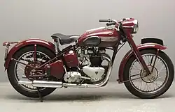 In 1953 was er nog de Triumph sprung hub en ook al de koplampnacelle.