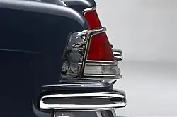 Linker achterlicht, waarachter de tankdop verborgen zit