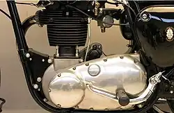 ...vanaf 1958 alleen nog de kleine stroomverdeler met contactpuntjes achter de cilinder en een grotere bult waar de wisselstroomdynamo zit. De bobine zit in het gereedschapskastje.