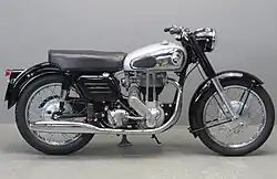 Model 50 uit 1958, met swingarm, duozadel en roadholder fork.
